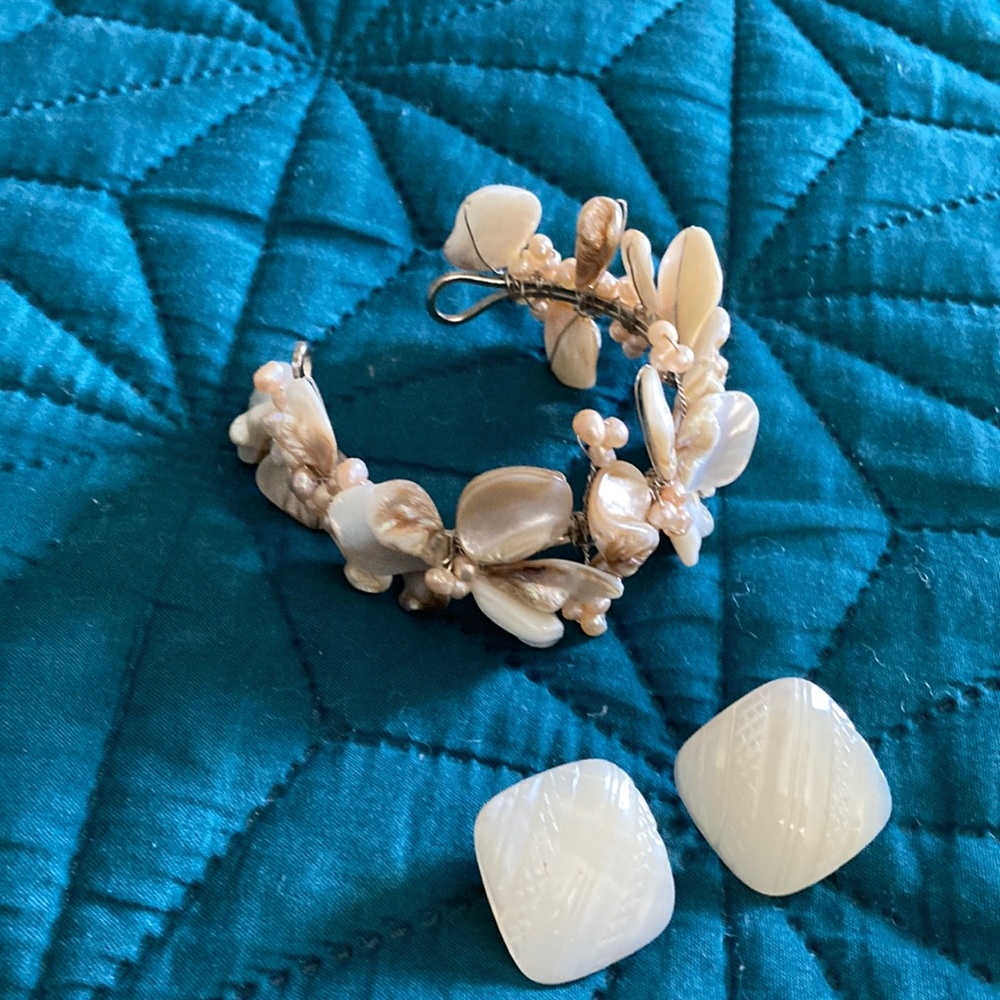 Vintage looking earrings and bracelet